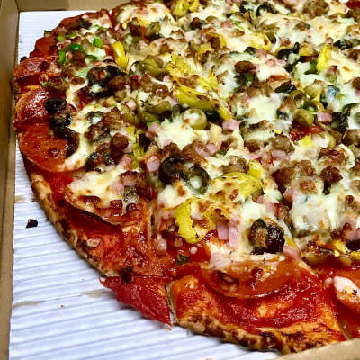 deluxe pizza with lots of toppings